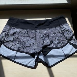 Black and White Patterned Lululemon Shorts Size 6